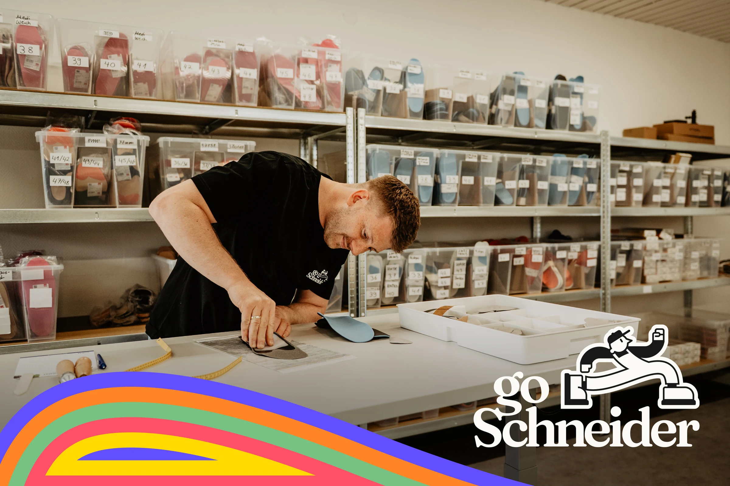 Dennis Schneider fertigt Einlagen – goSchneider Key Visual mit farbiger Markenwelle und Logo