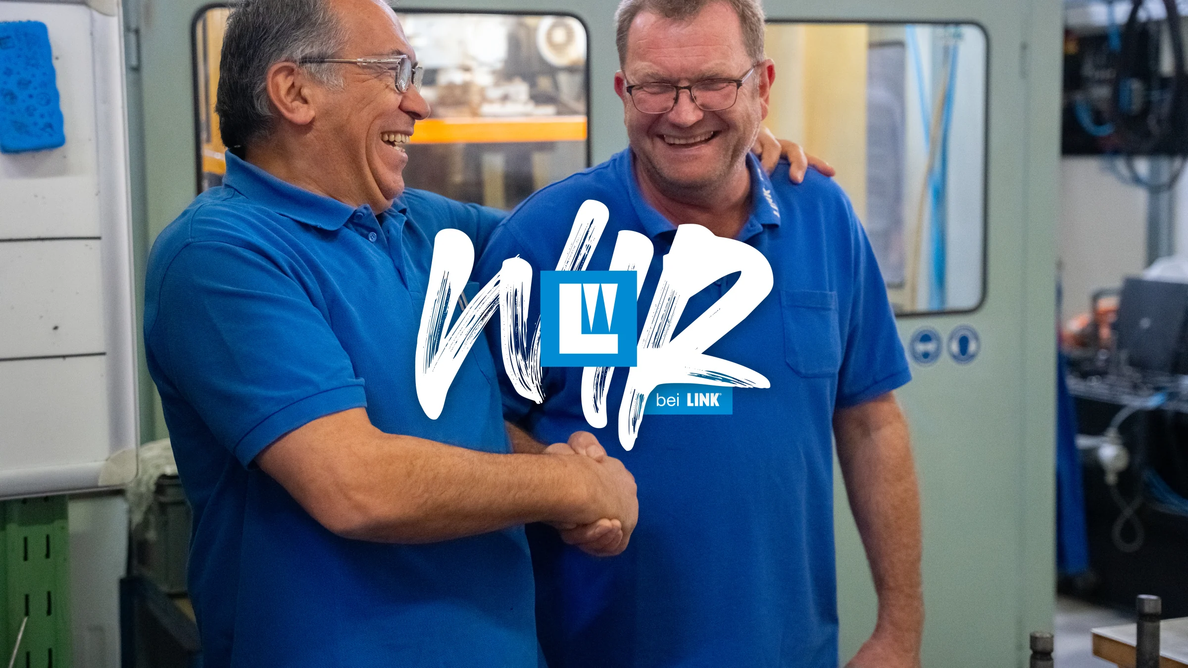LINK, Das neue WIR: zwei Kollegen in der Fertigung mit Arbeitgebermarke