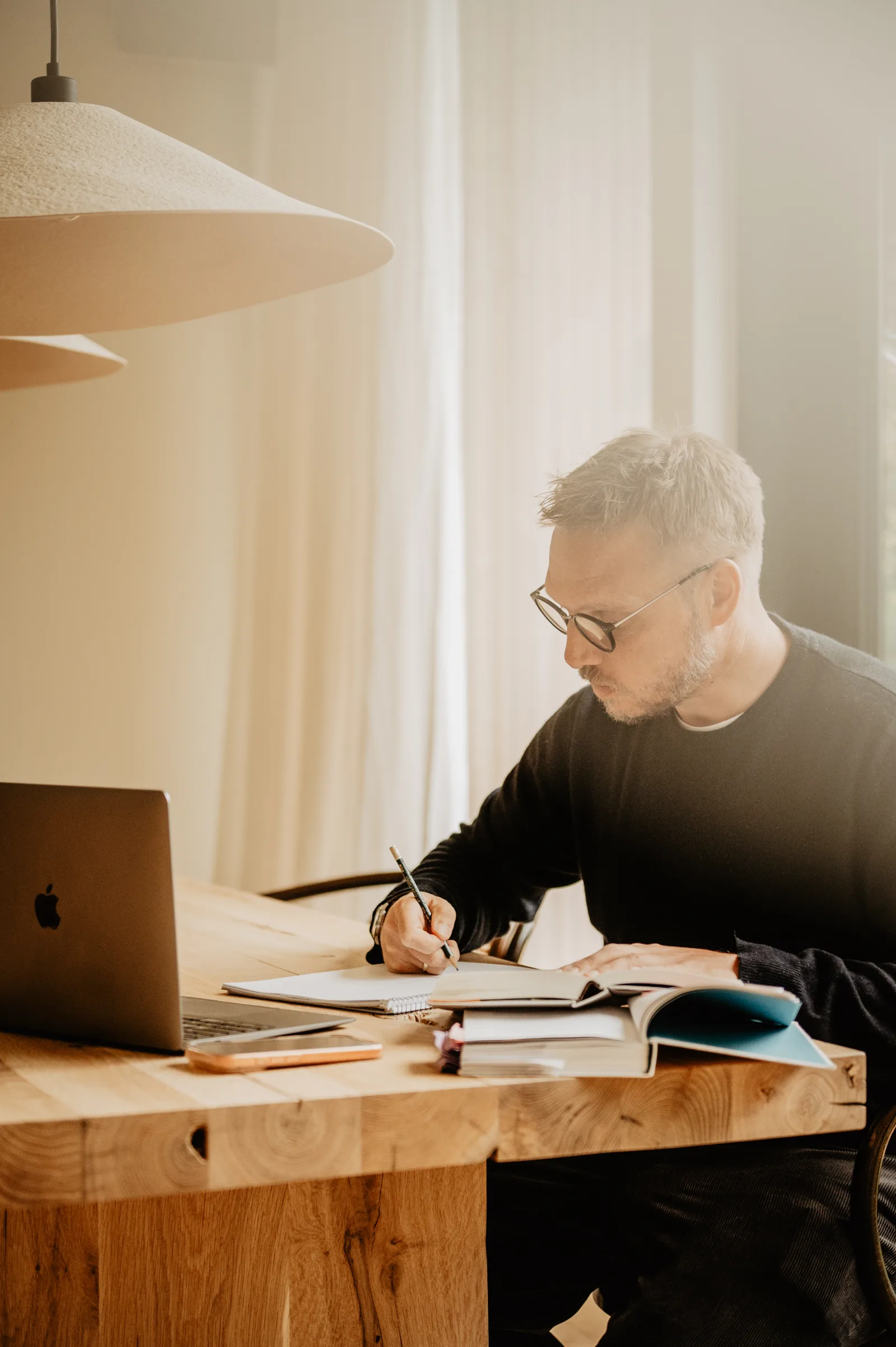 Christian Rosenberger entwickelt Ideen am Arbeitstisch